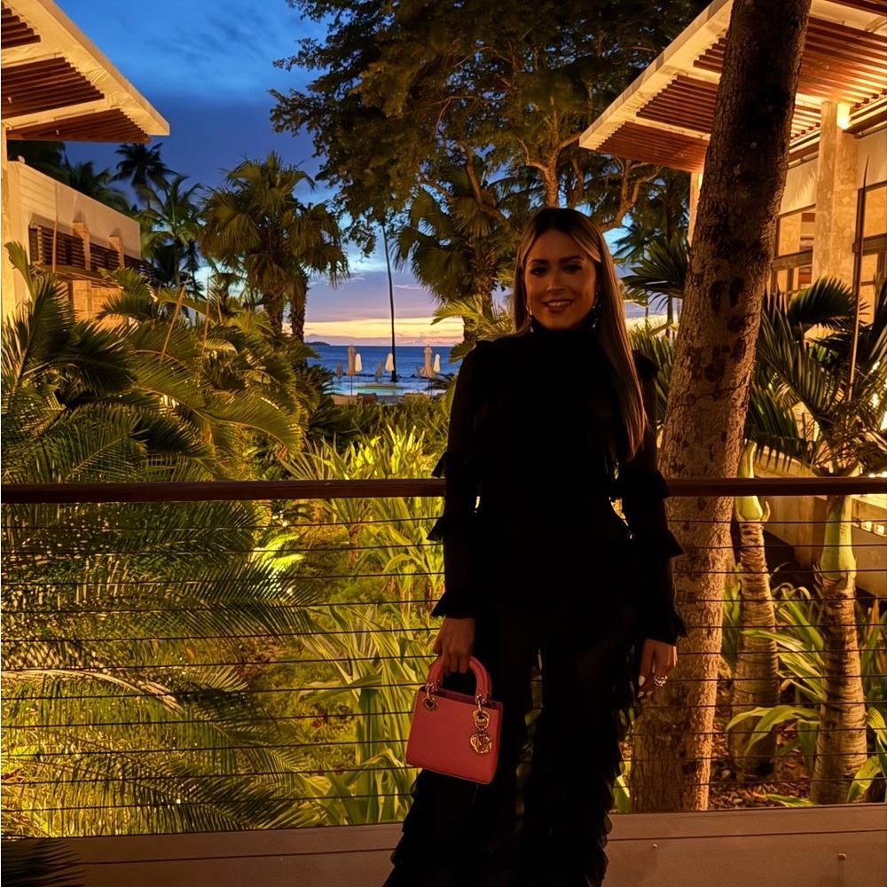 Chic Black Outfit with Pink Handbag